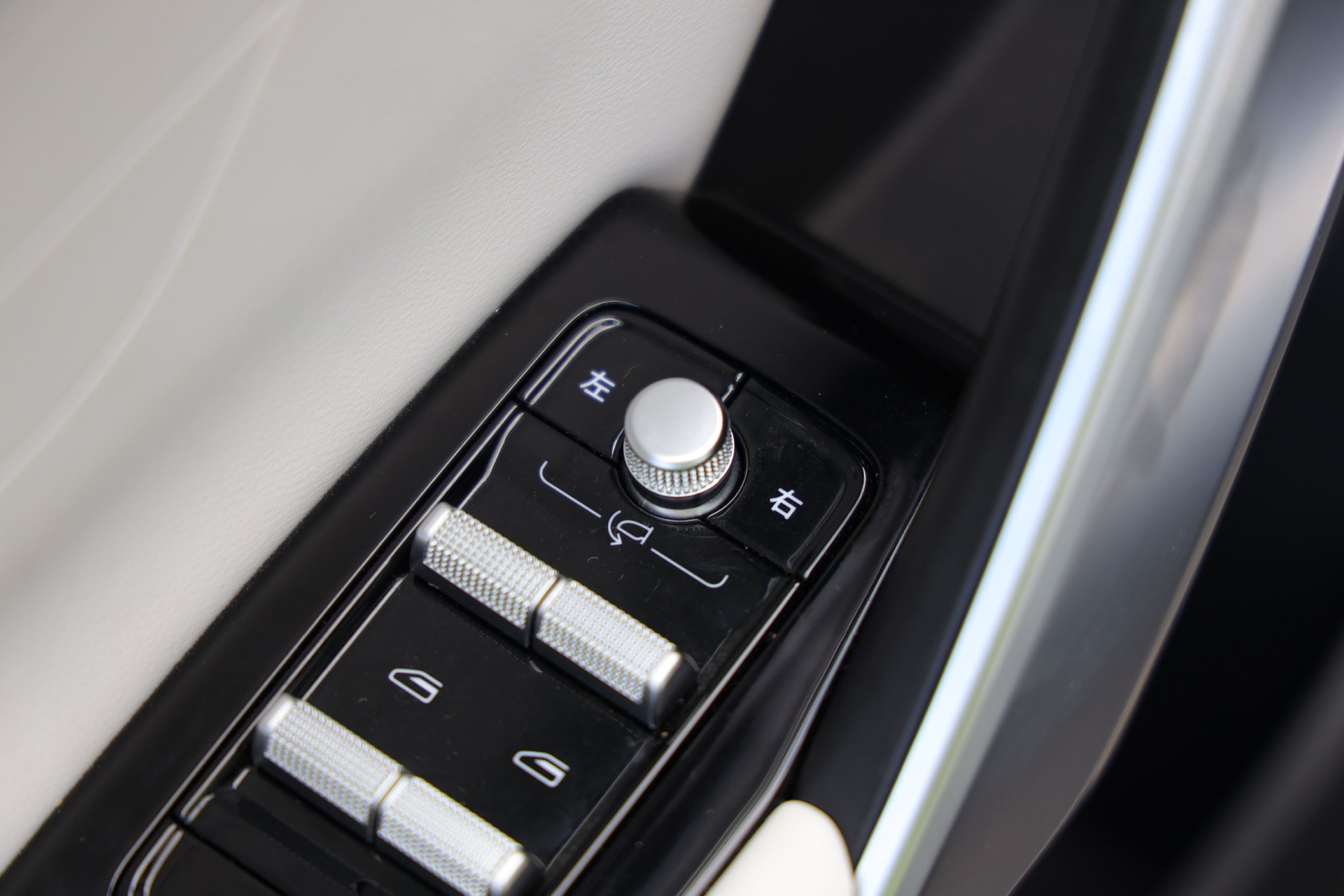 后视镜调节改成物理按键+拨杆