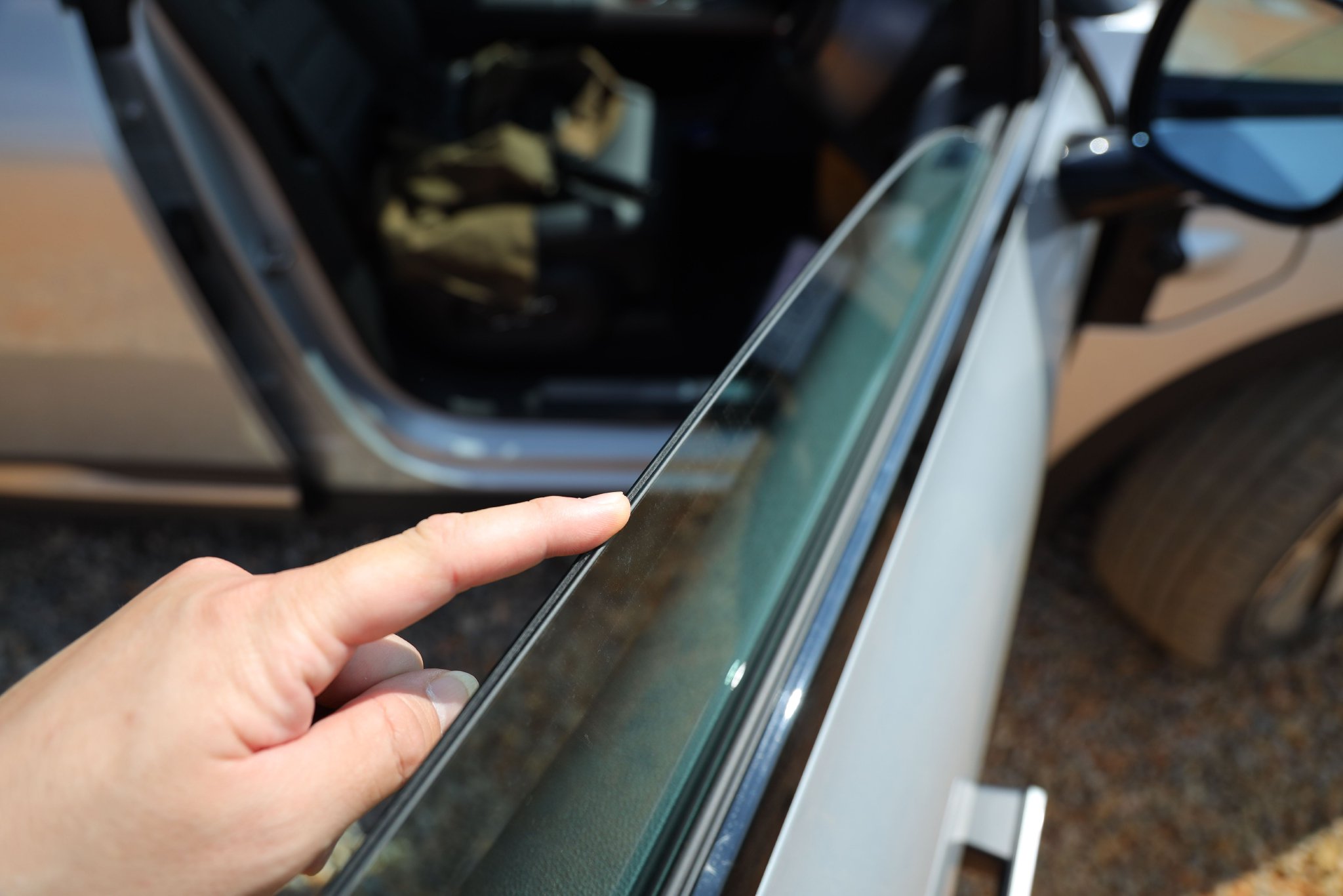 前门采用双层夹胶玻璃