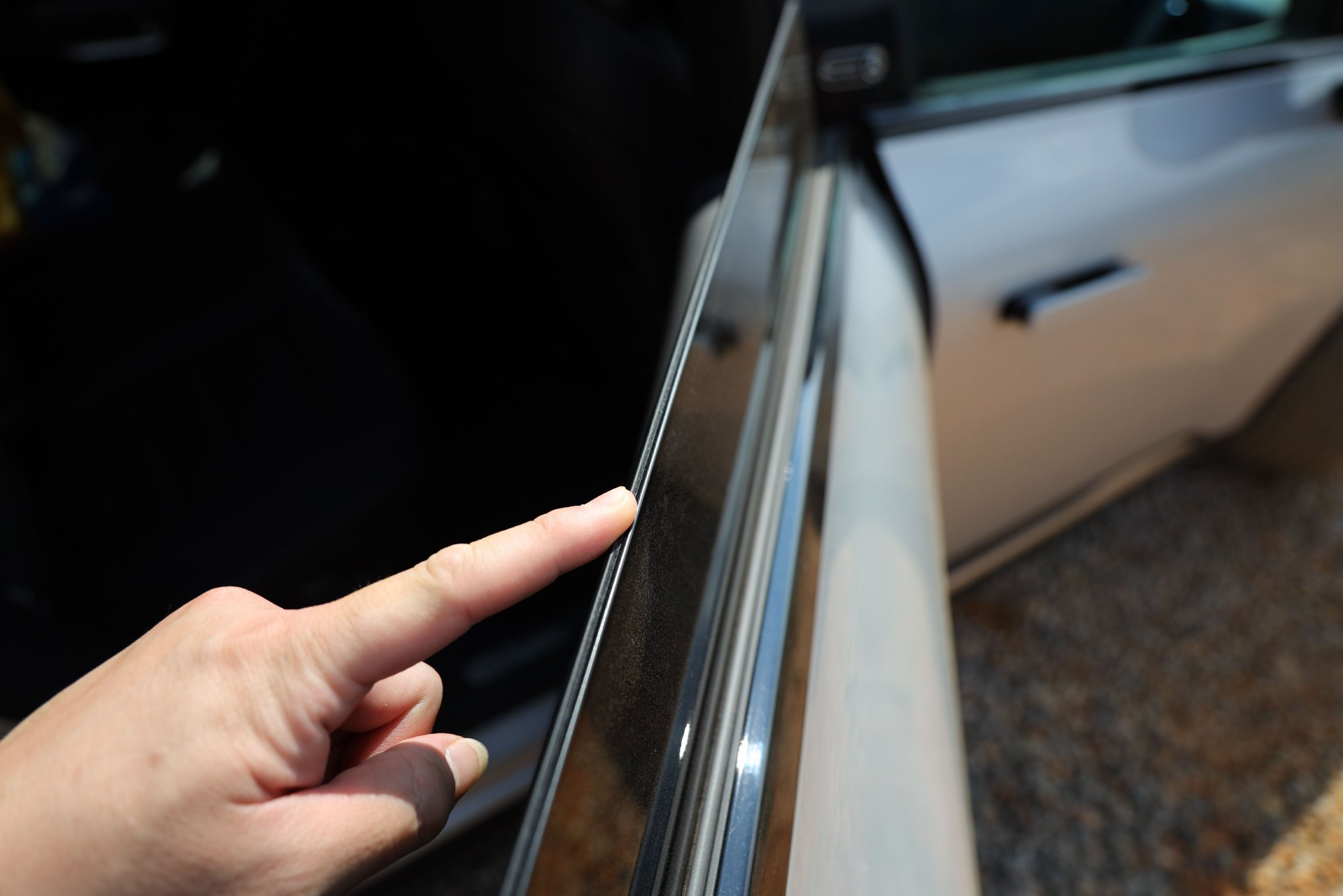 后门也采用双层夹胶玻璃