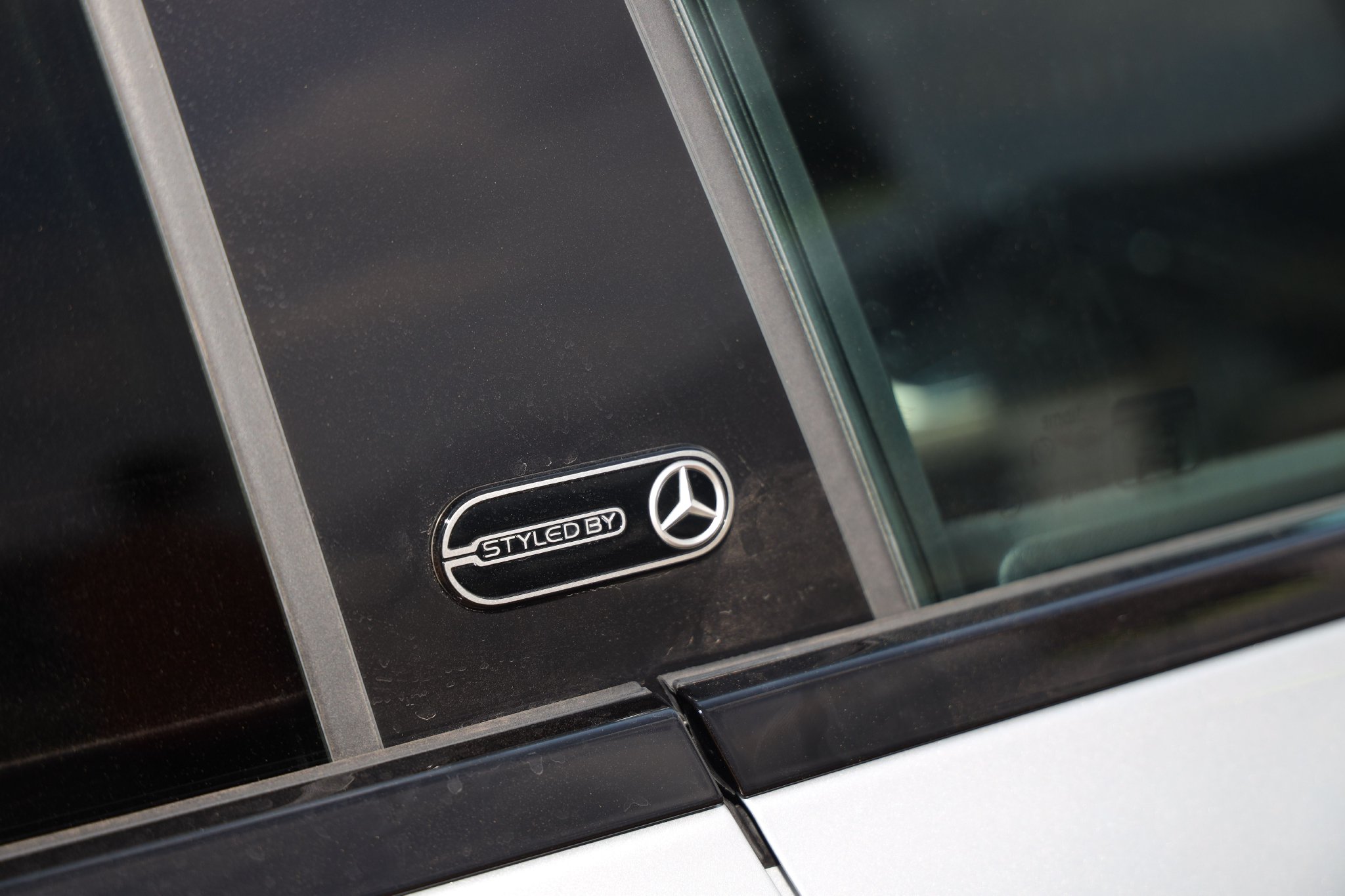 B柱logo代表着奔驰参与了整车设计