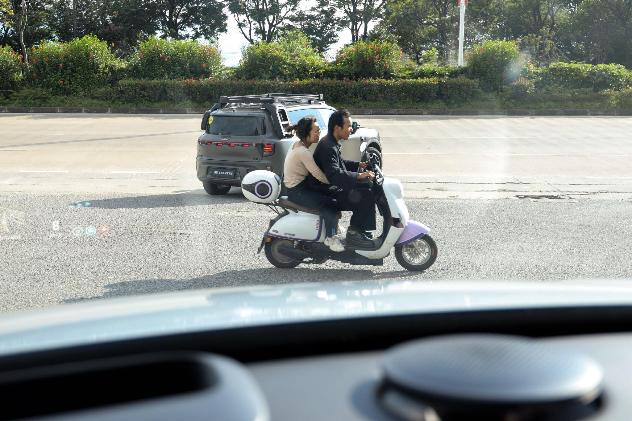 无保护右拐 避让非机动车