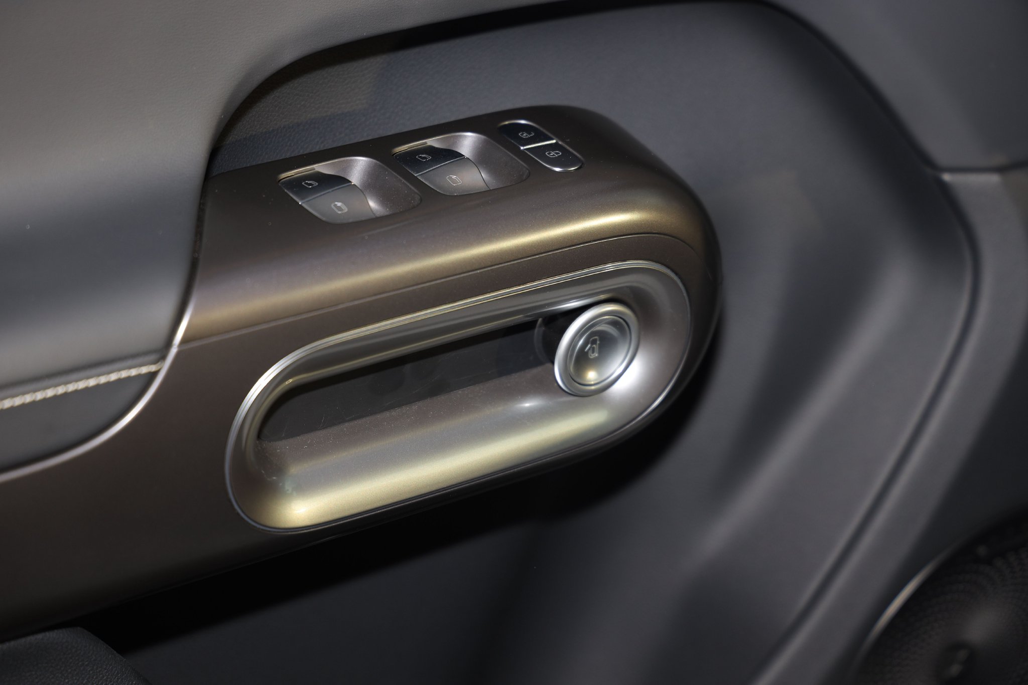 车门扶手也采用时空胶囊设计理念