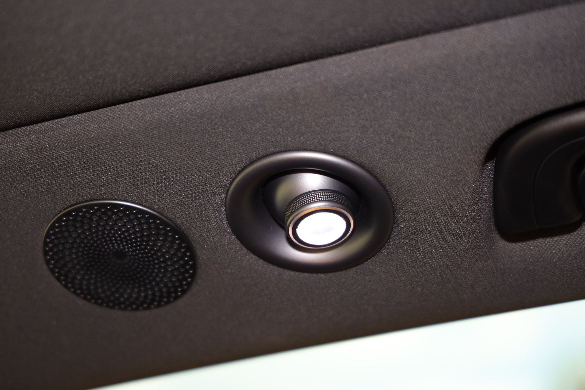 后排航空级阅读灯 可360°调节方向