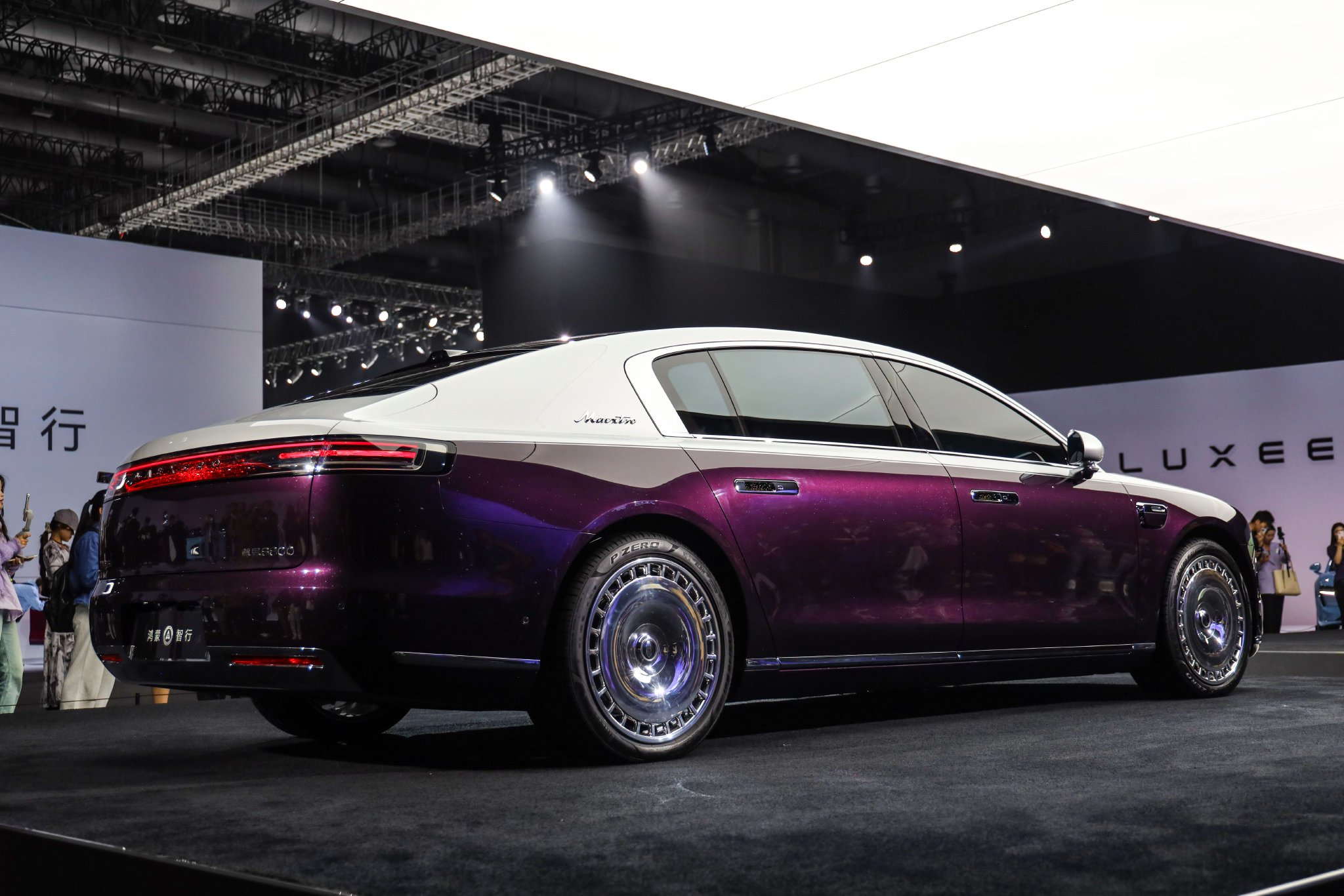 鸿蒙智行尊界S800开启预售 预售价100-150万元