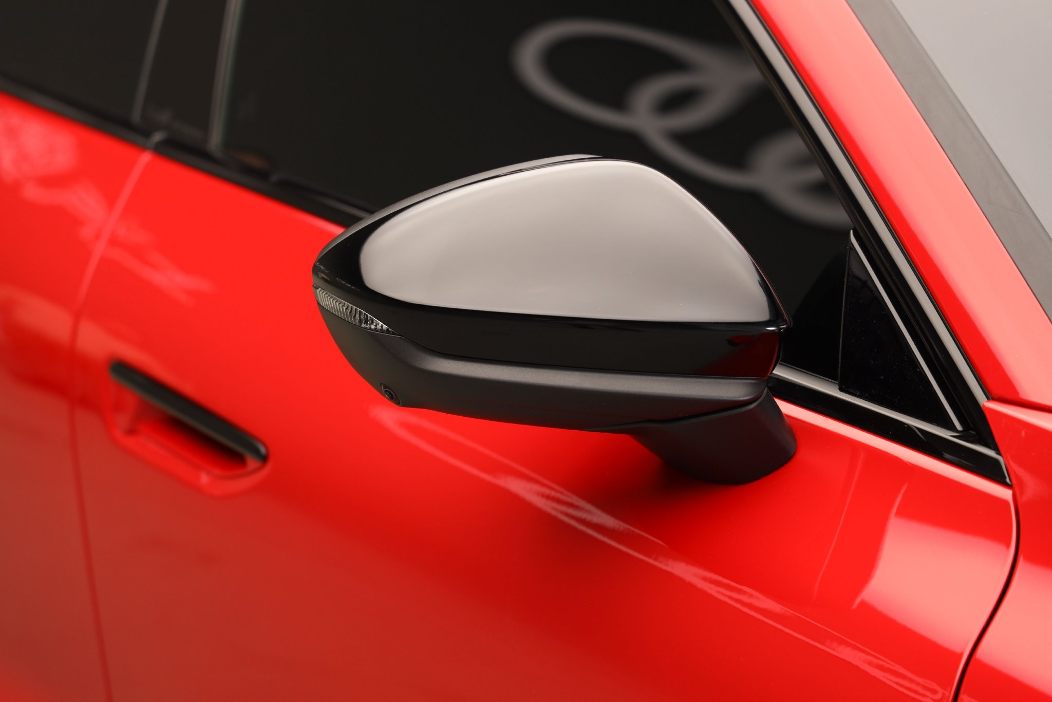 黑色钢琴漆后视镜