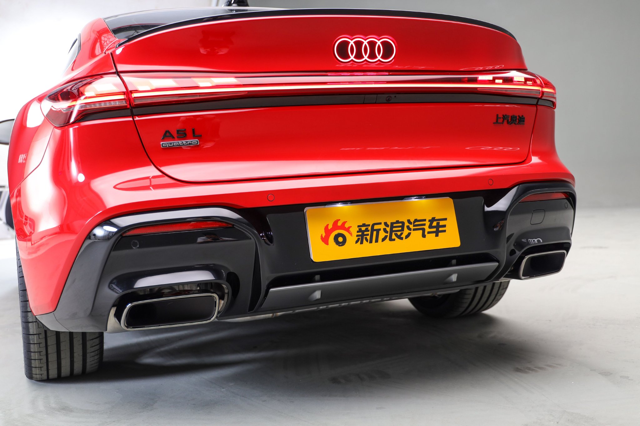 后保险杠下方大面积的黑色钢琴漆饰板