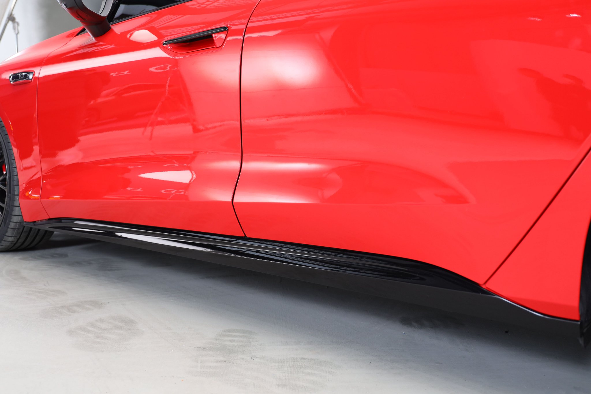 侧裙采用黑色钢琴漆饰条