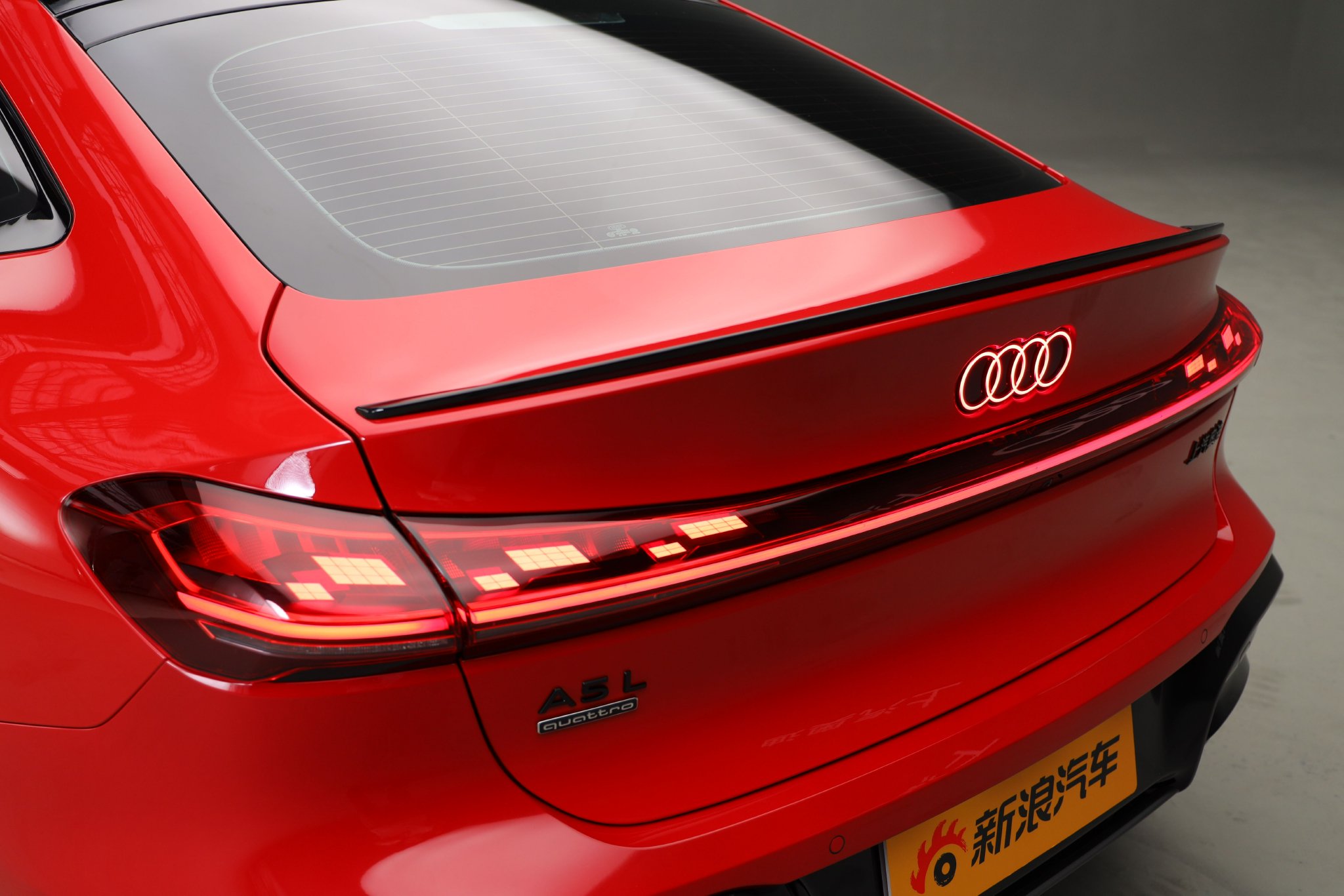 发光logo+贯穿式第二代OLED尾灯