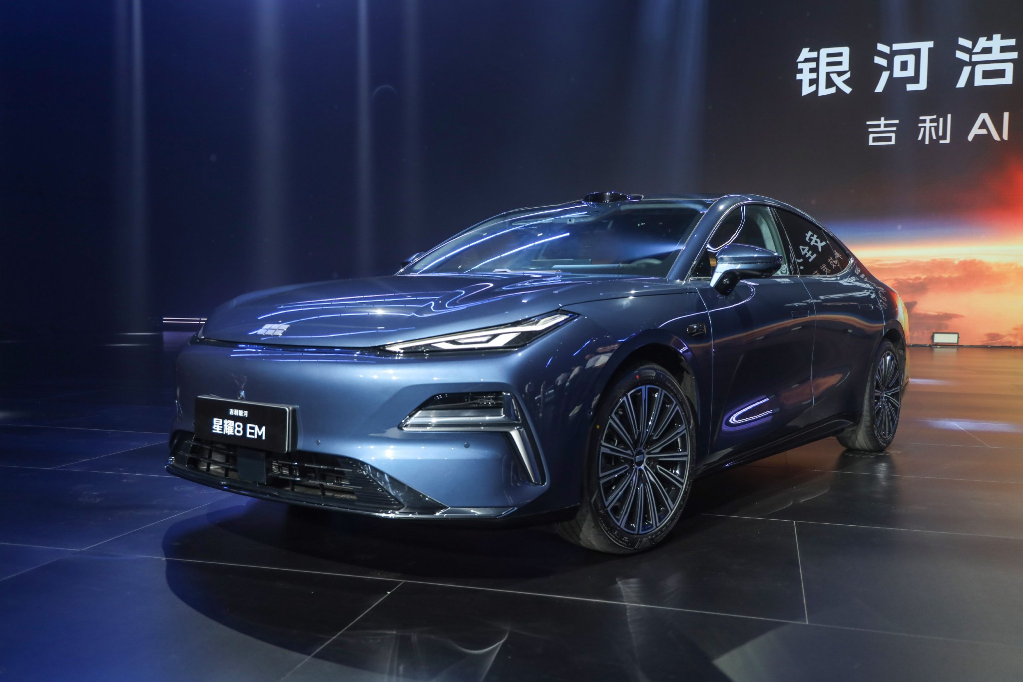 全系标配千里浩瀚高阶智驾 吉利银河星耀8 EM首发