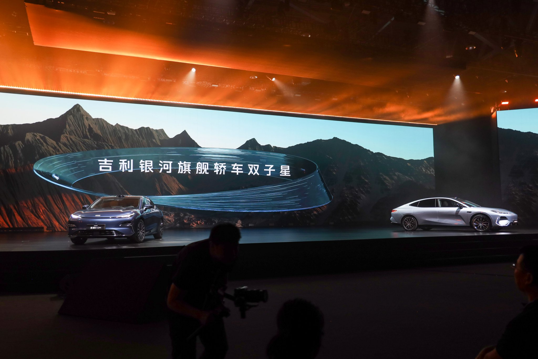 全系标配千里浩瀚高阶智驾 吉利银河星耀8 EM首发