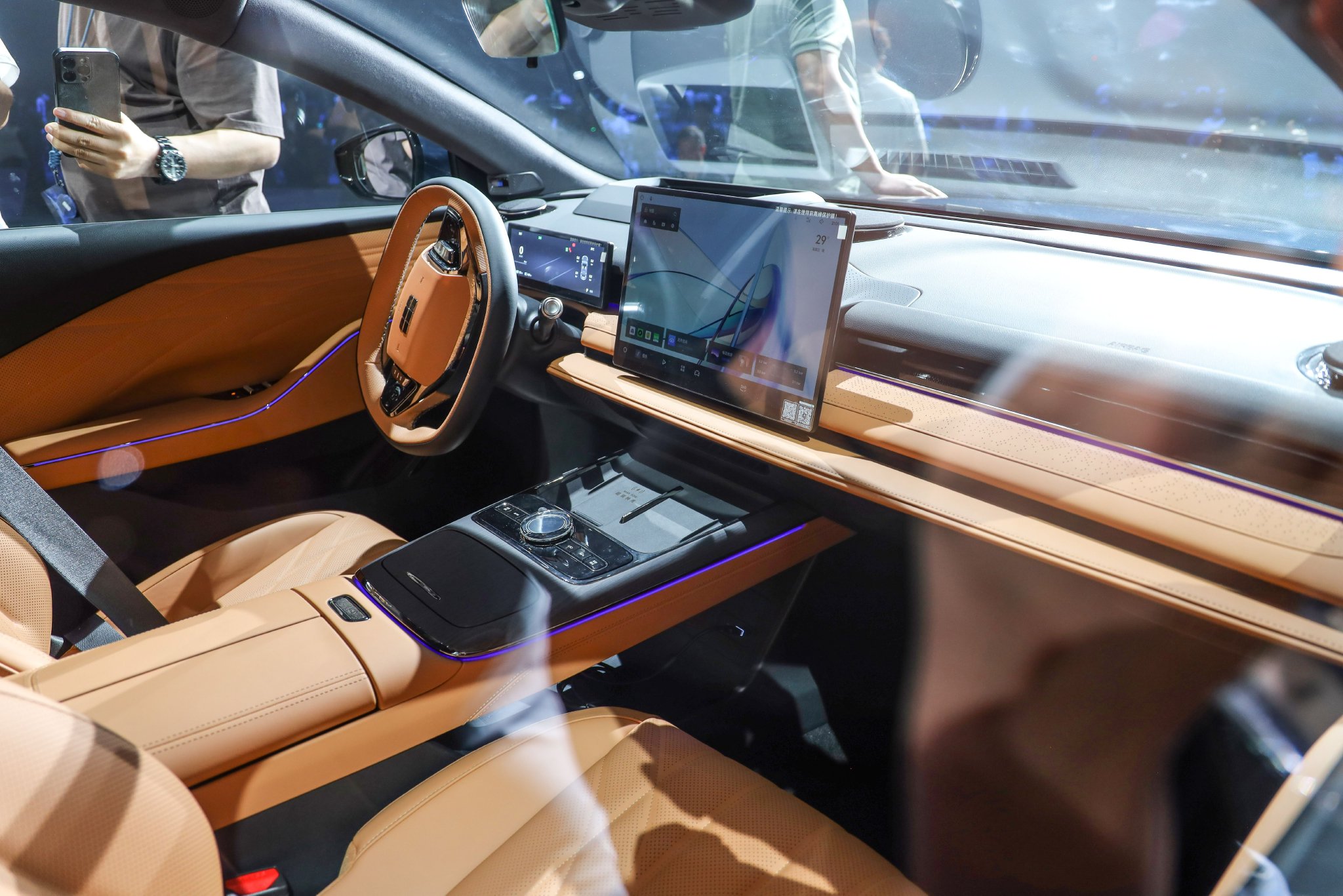 全系标配千里浩瀚高阶智驾 吉利银河星耀8 EM首发