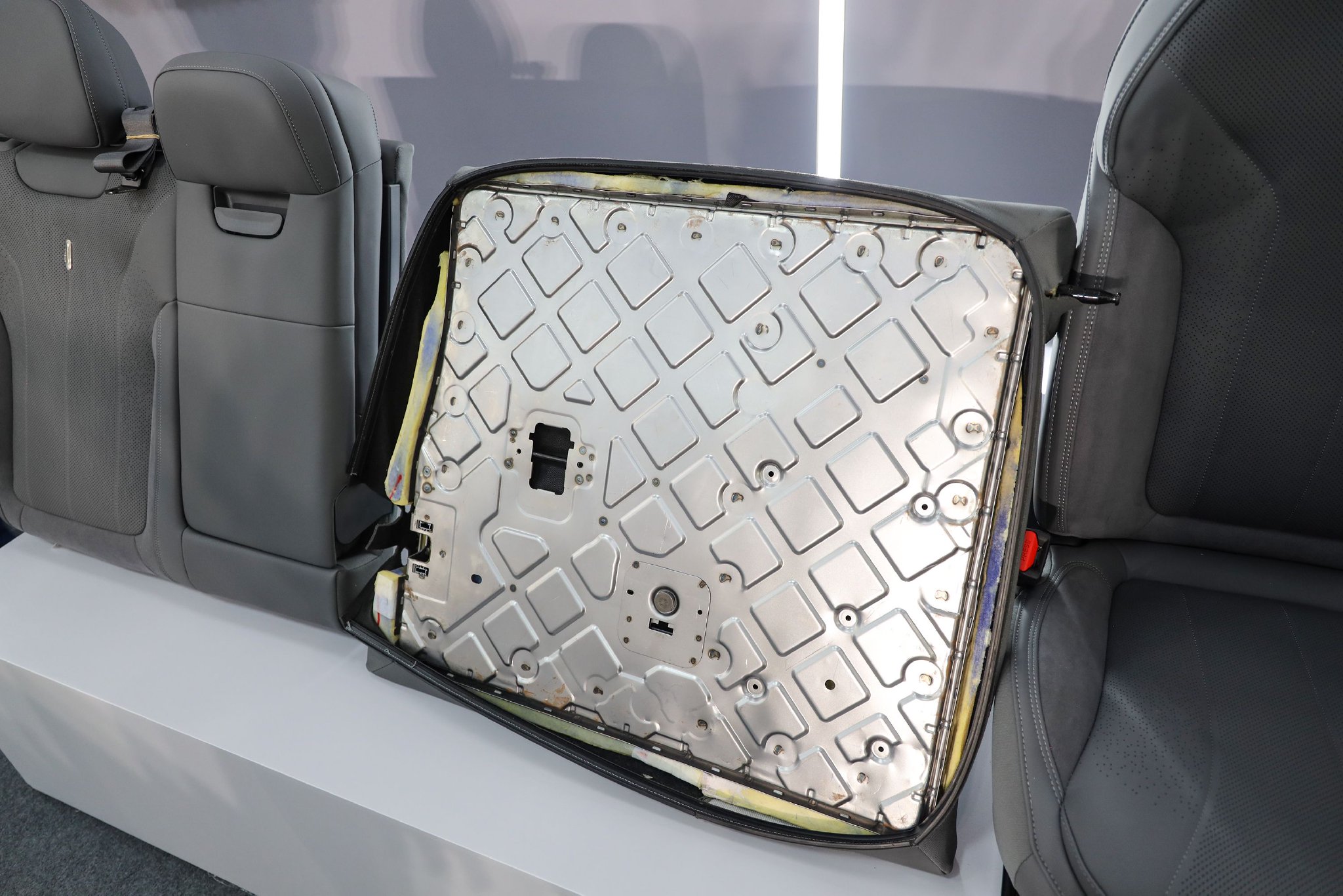 后排座椅靠背植入整面钢板