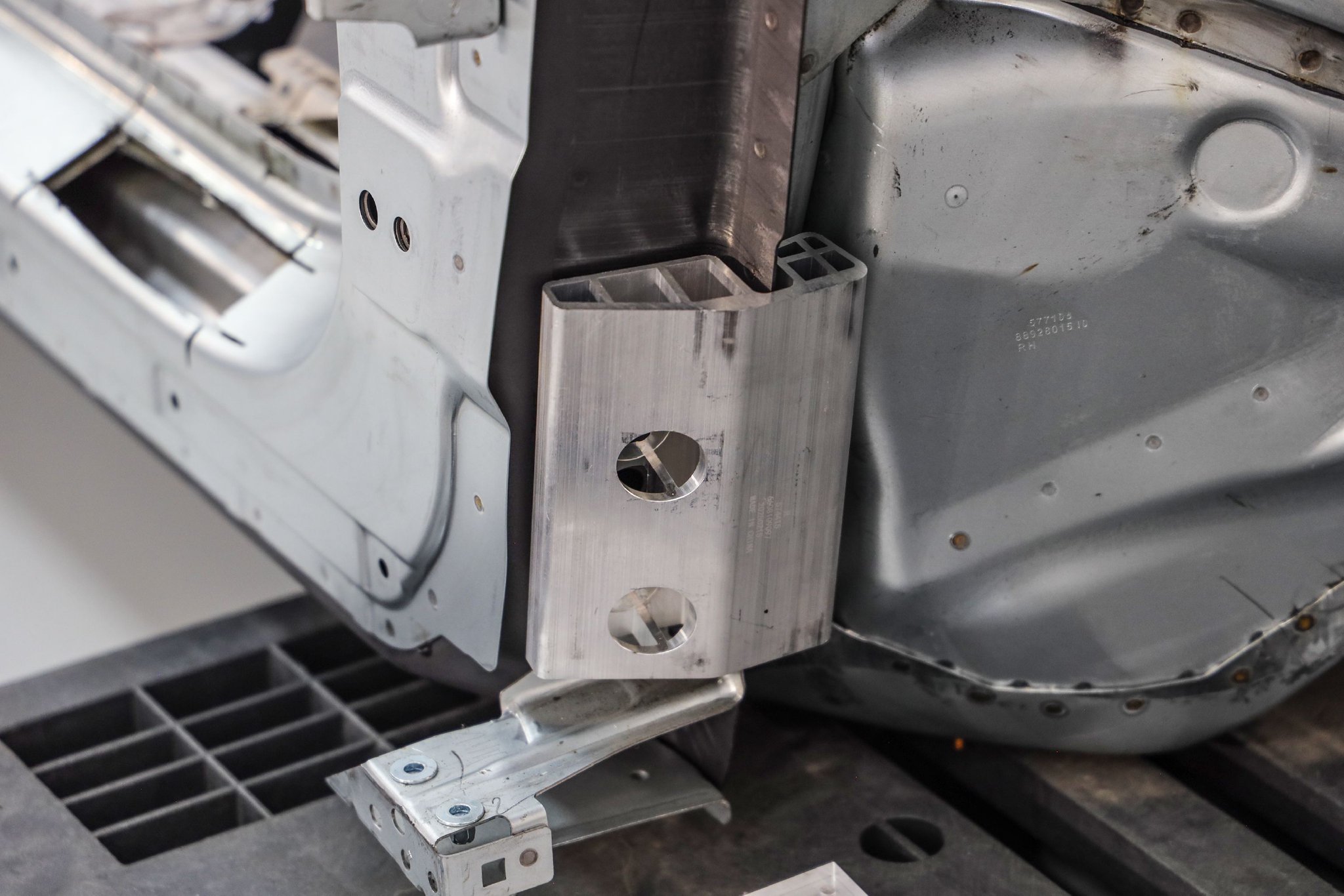 左右A柱下端都有铝块