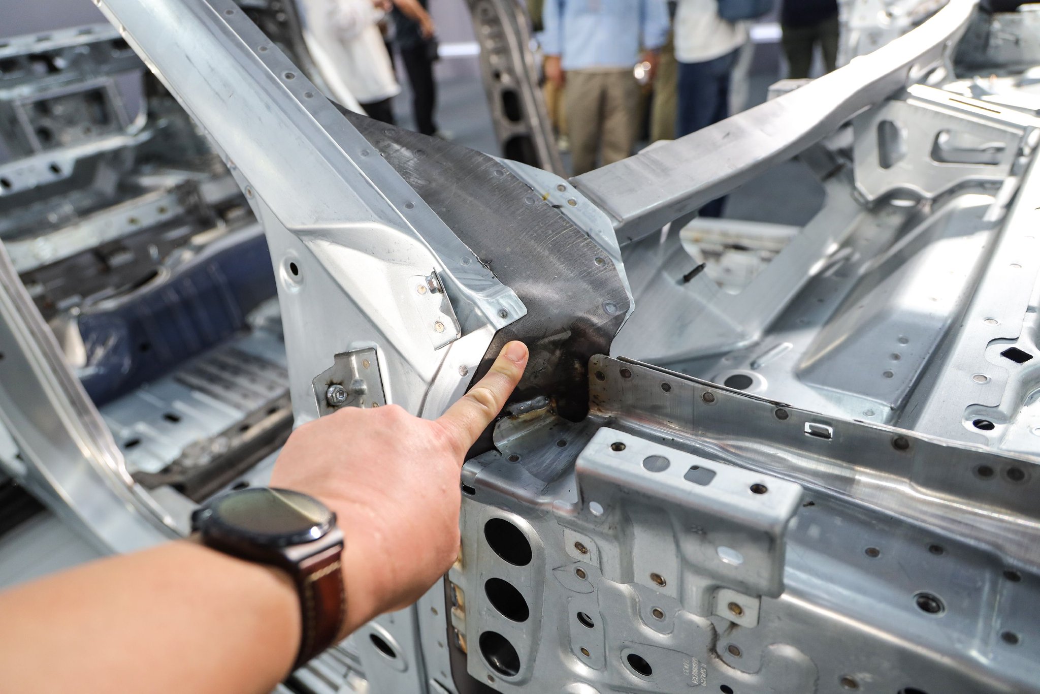 一体式门环在白车身中间层