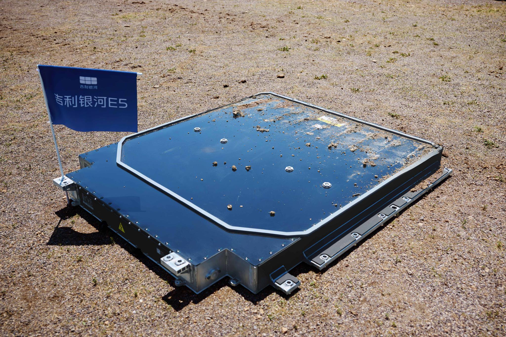 神盾金砖电池包经受36吨极限碾压后结构完整，无鼓包、泄漏、起火或爆炸现象