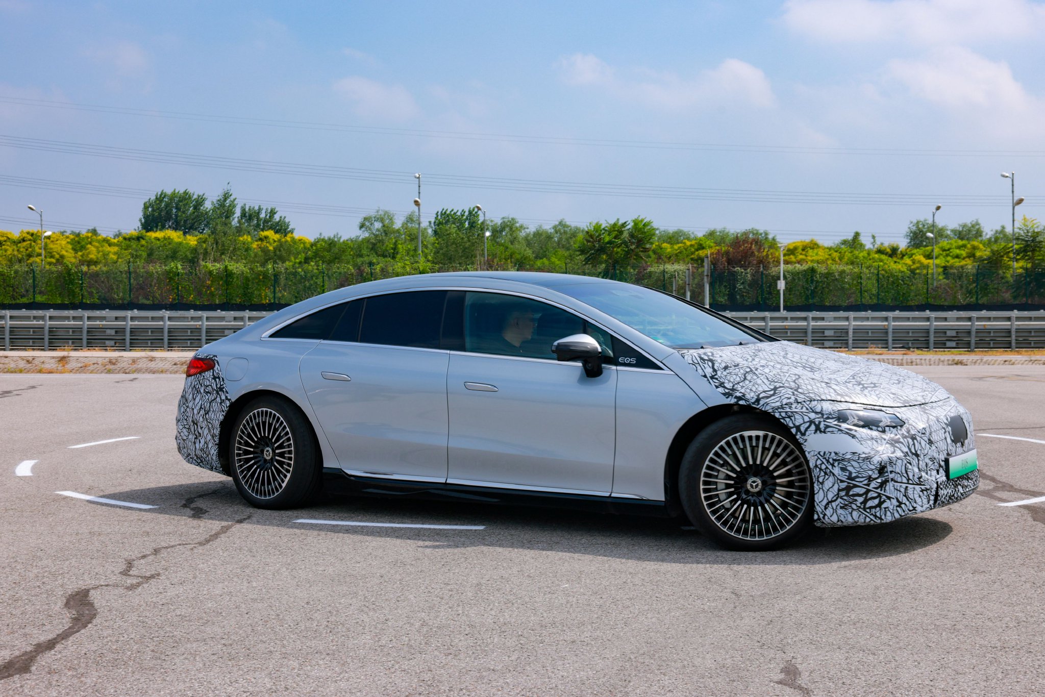 搭载线控转向技术的奔驰EQS验证车