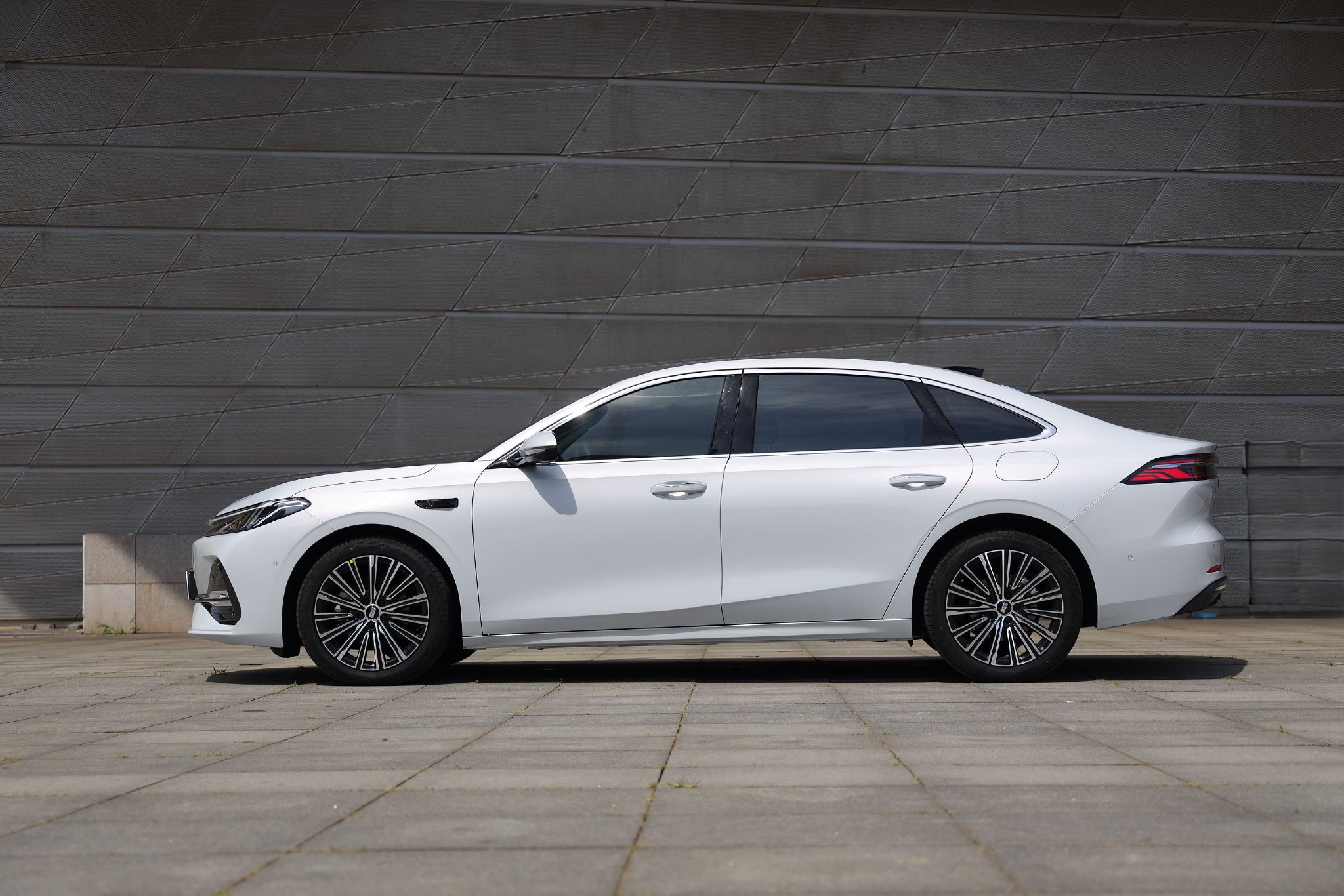 吉利银河A7上市 限时指导价8.18万元起