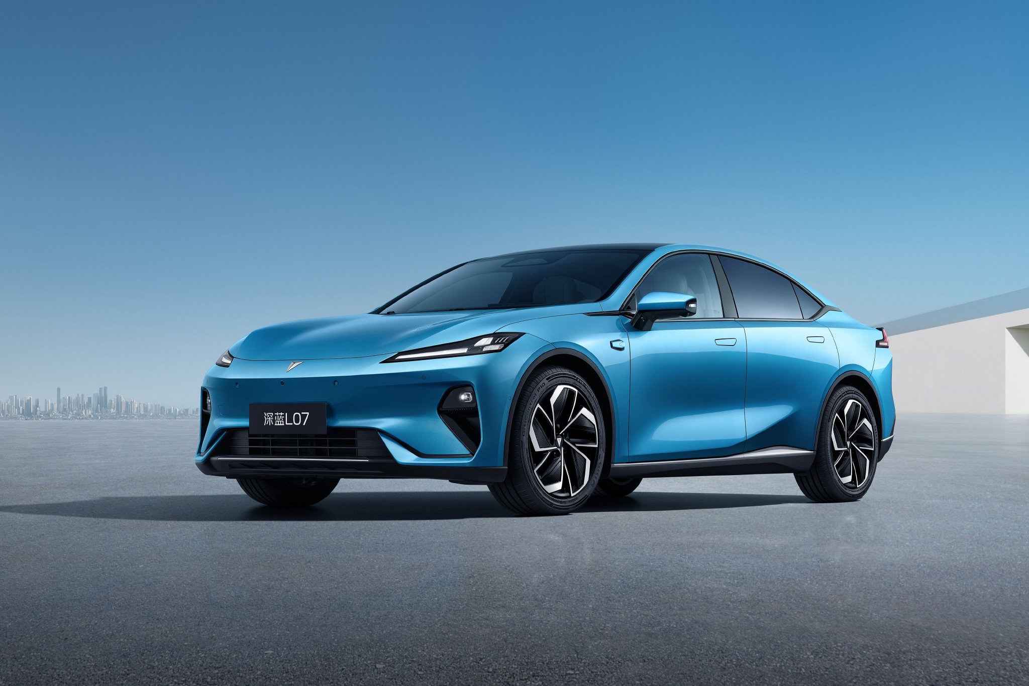 深蓝L07全系标配华为乾崑智能辅助驾驶 主流市场智能化进程加速