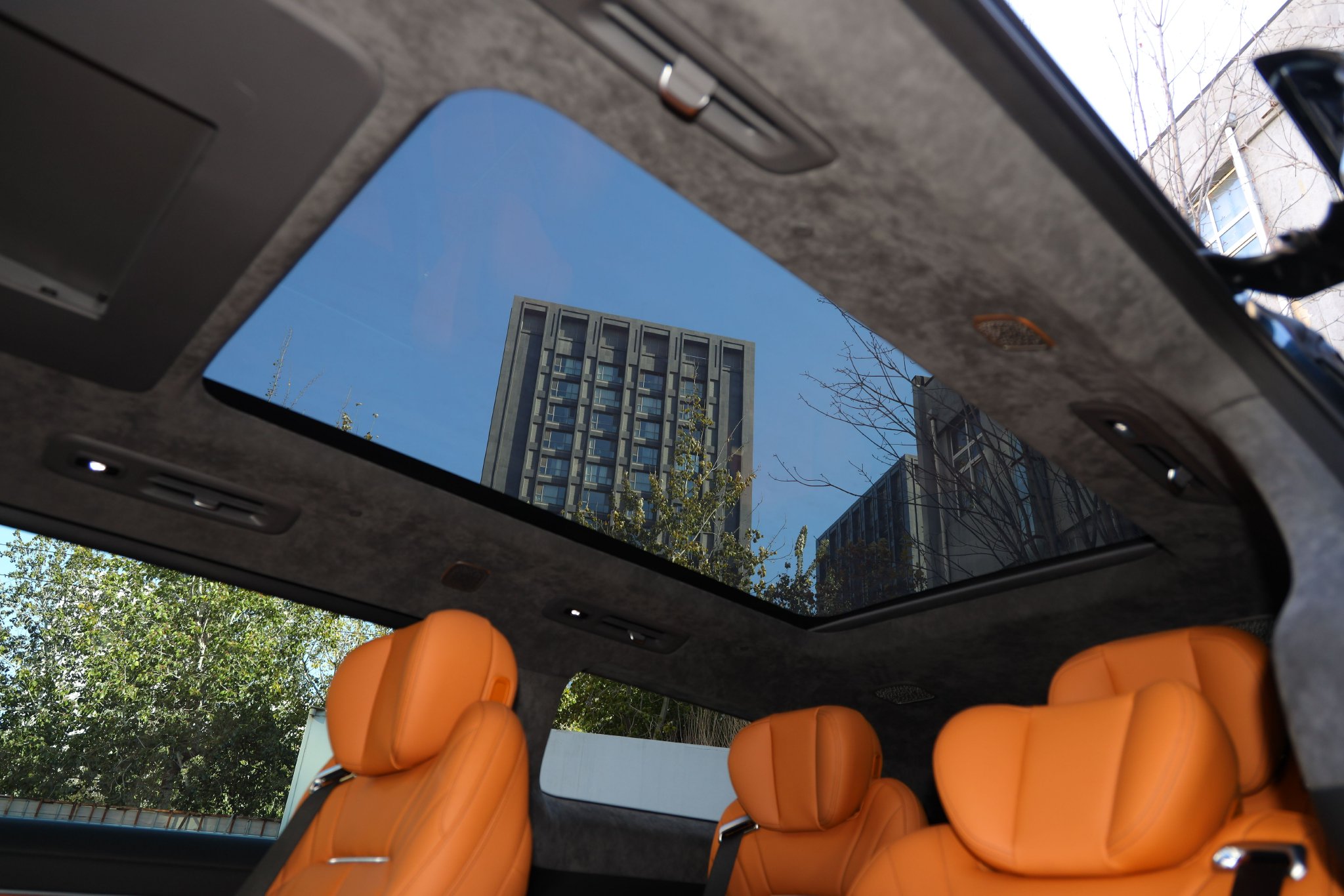 全车透光面积达5平方米，天幕面积2.18平方米