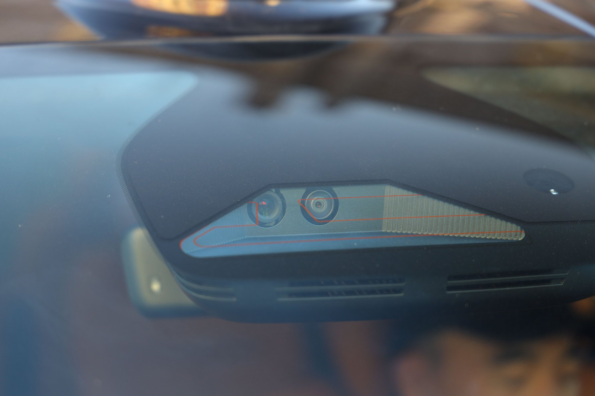 外观细节 双目摄像头 支持主动魔毯预瞄