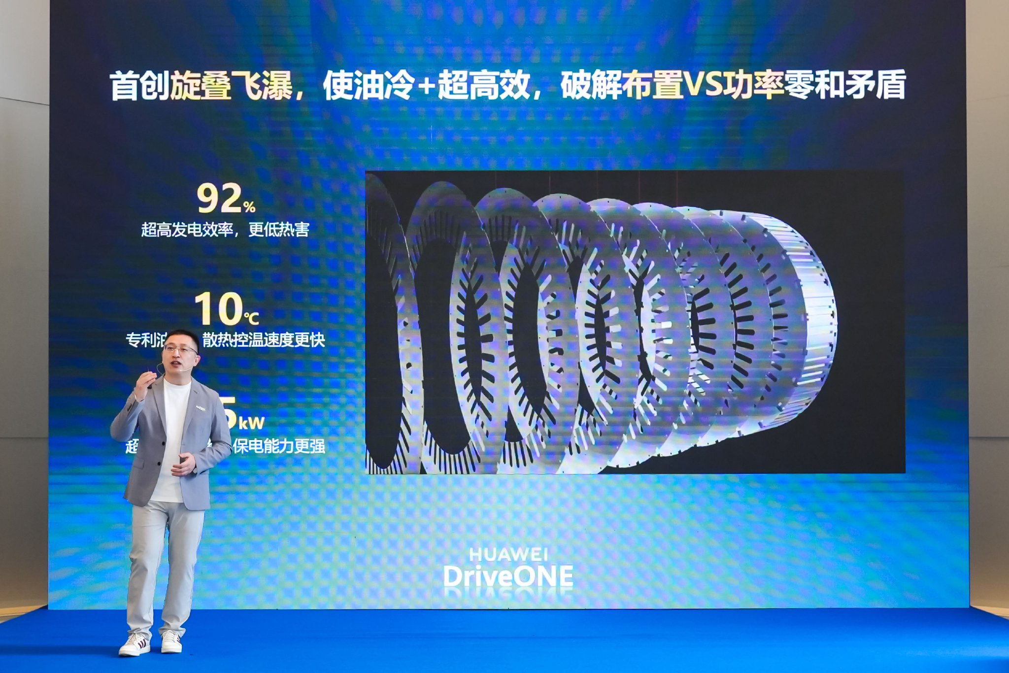 小鹏X9超级增程全球首发华为DriveONE下一代增程发电机