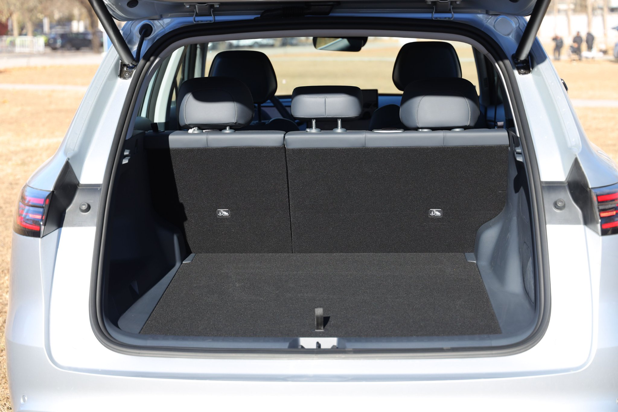 后备箱空间平整且支持4/6翻折