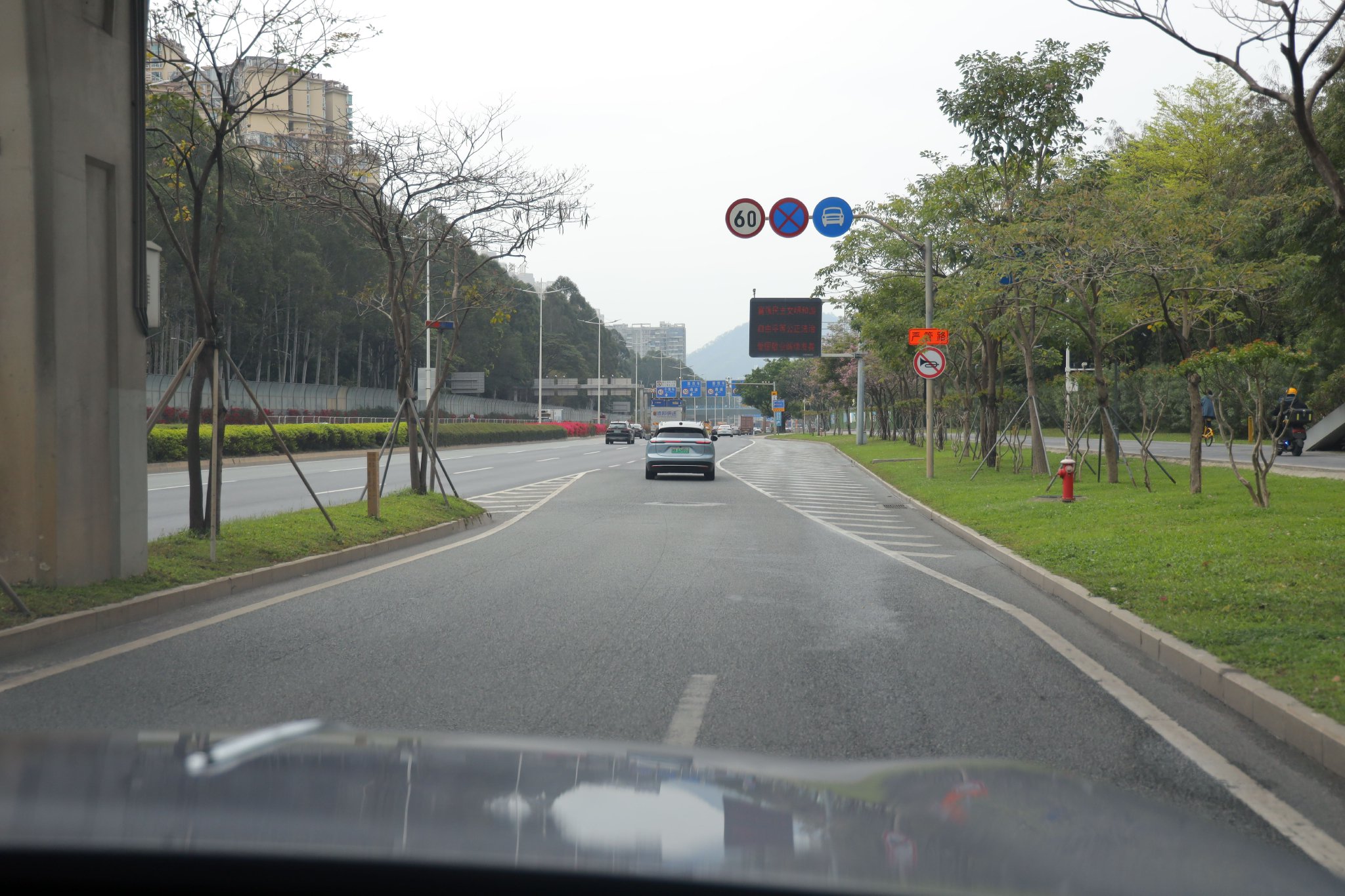 合流车道 车辆保持在车道中央