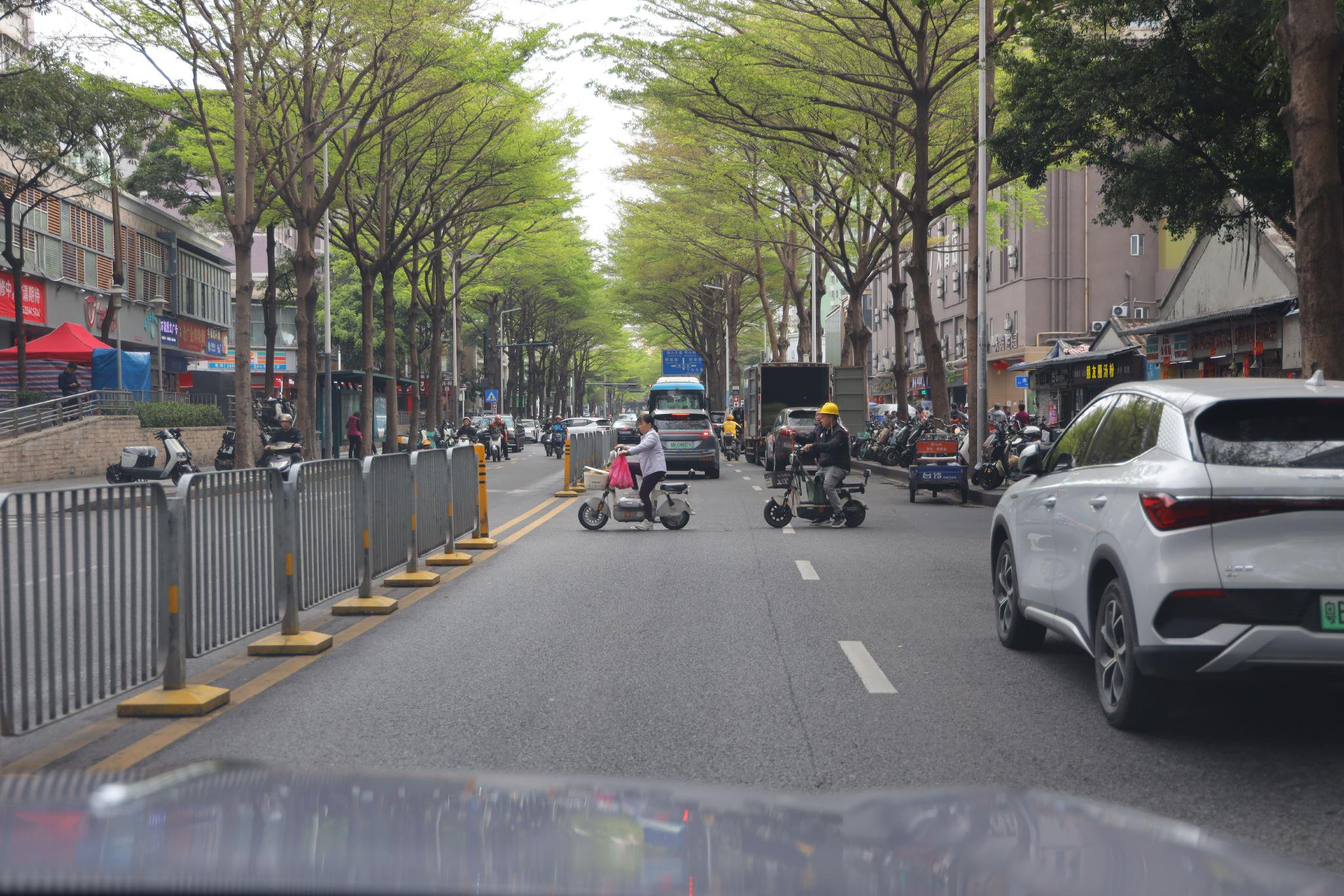 自动避让前方横穿非机动车