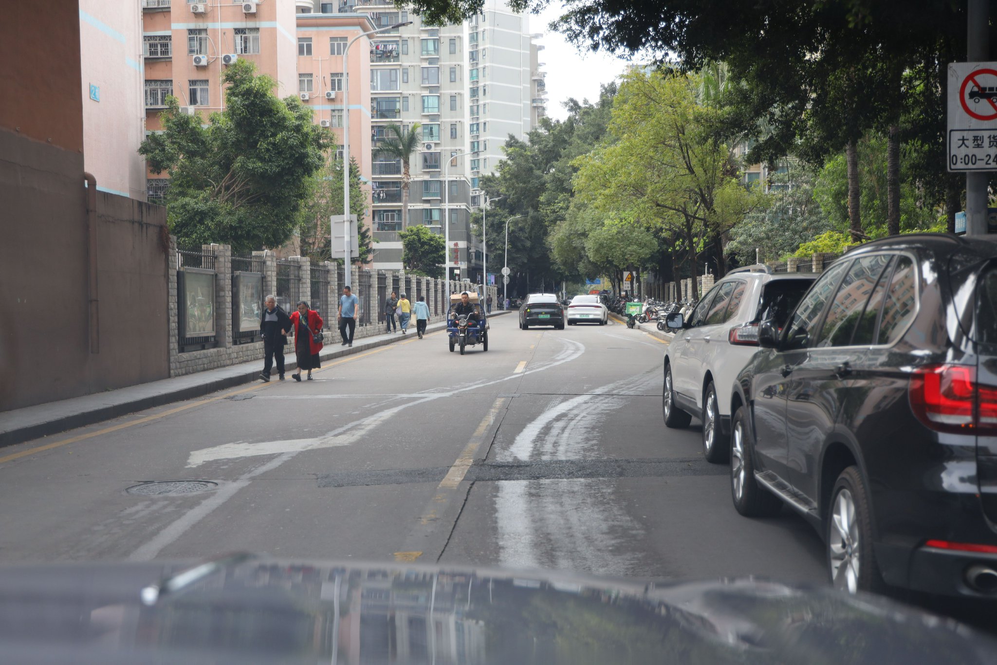 自动绕行前方停放车辆