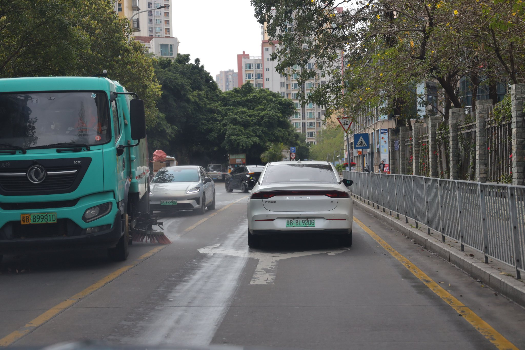 窄路会车 自动减速避让对向车辆