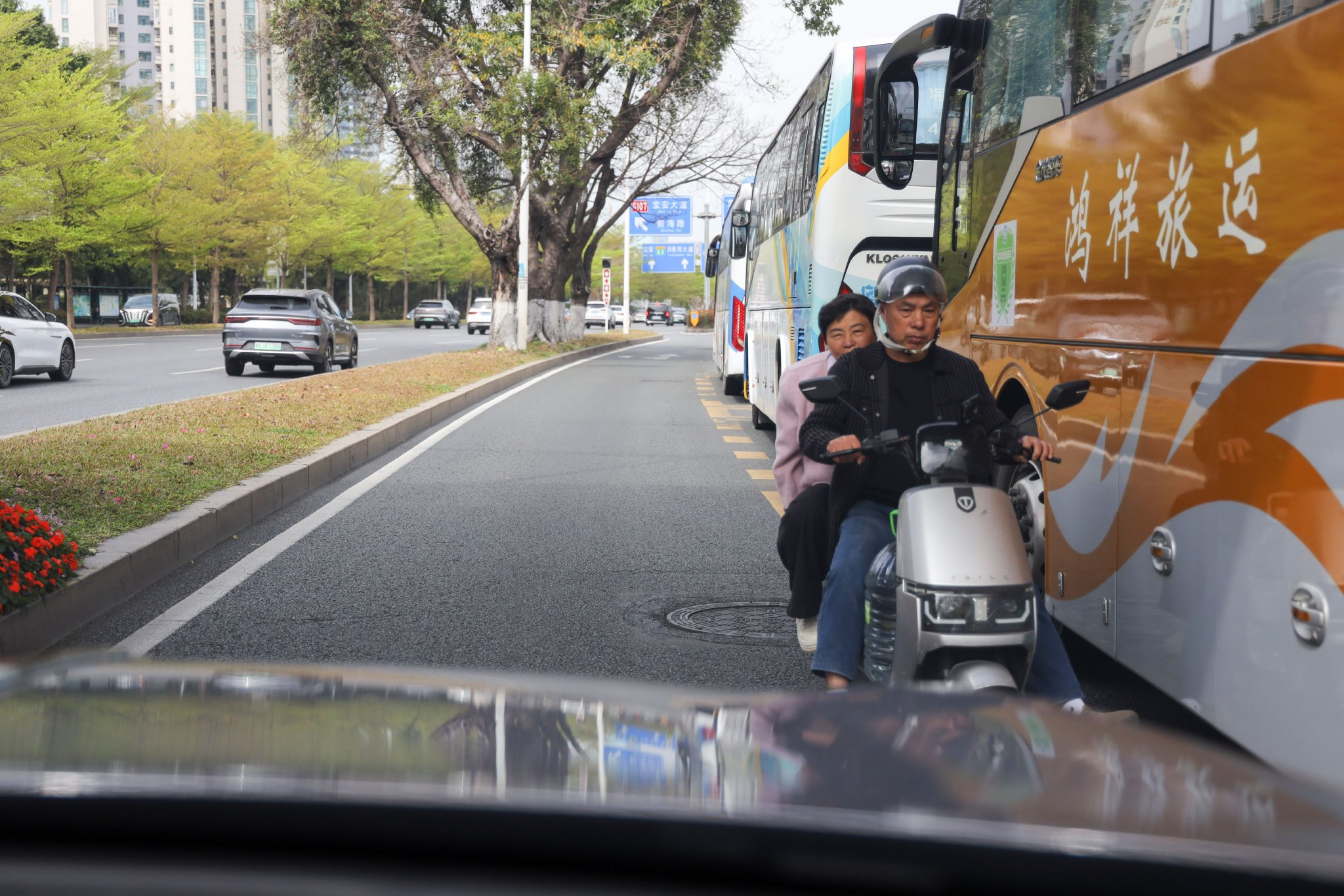 窄路自动停车 避让逆行非机动车