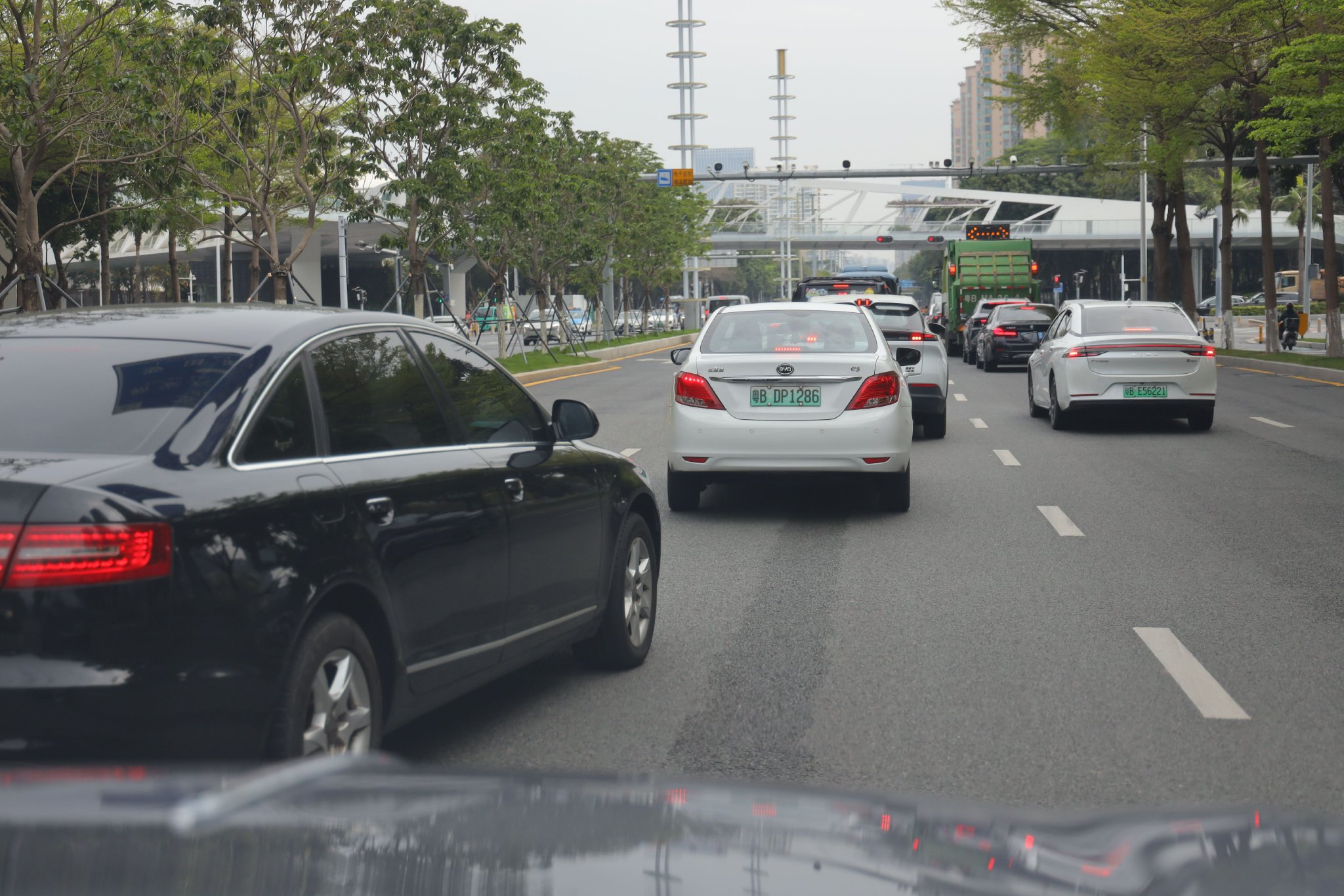 自动避让加塞车辆