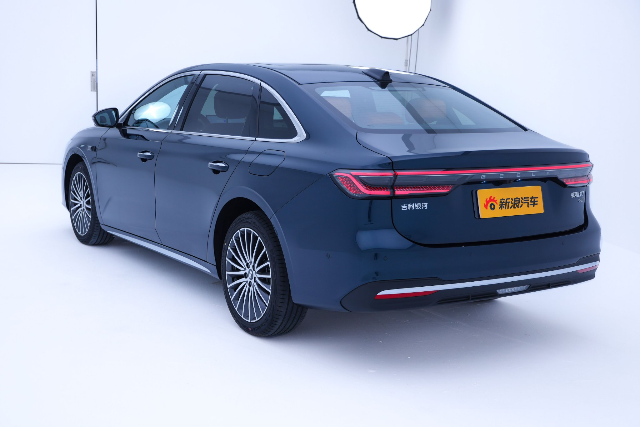 人民的7系来了 静态体验吉利银河星耀7