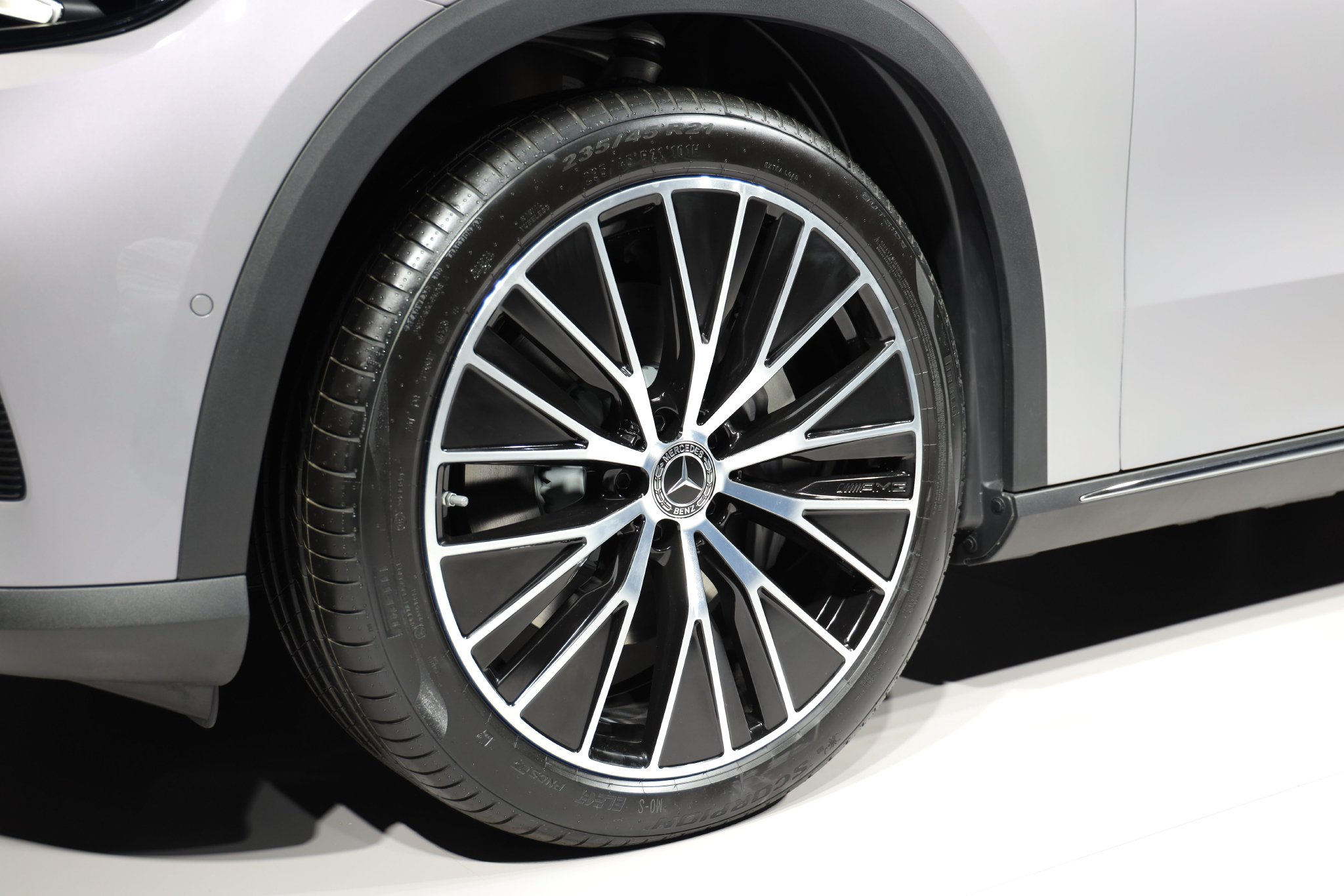 前轮 235/45 R21，后轮为 265/40 R21