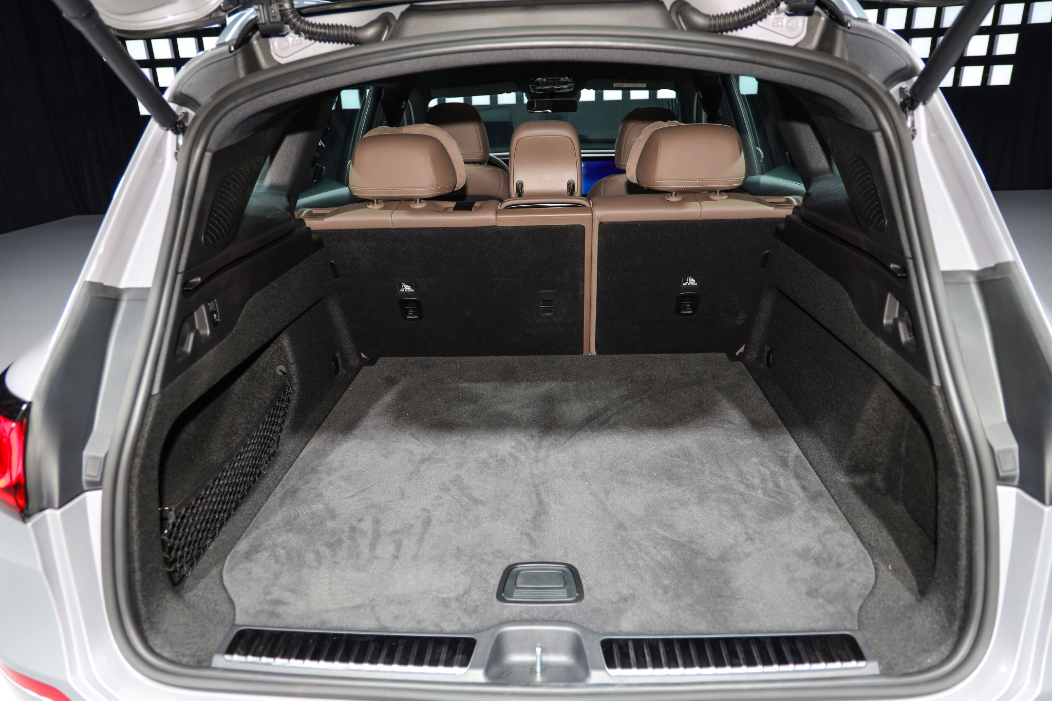 五座版后备箱细节 后排座椅靠背可4/6翻折