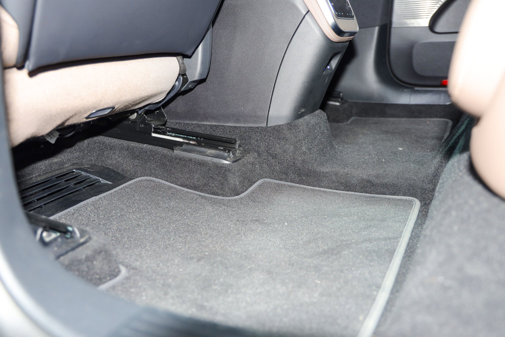 后排地板中央凸起很低