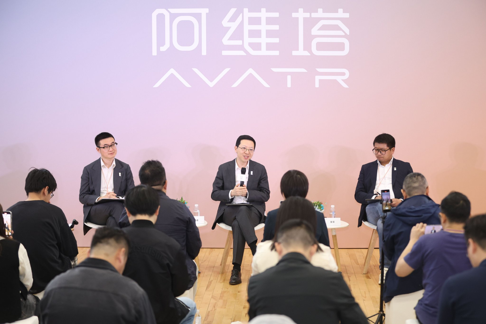 阿维塔科技总裁陈卓（中）、阿维塔科技副总裁雍军（右）、阿维塔科技副总裁孙百功（左）