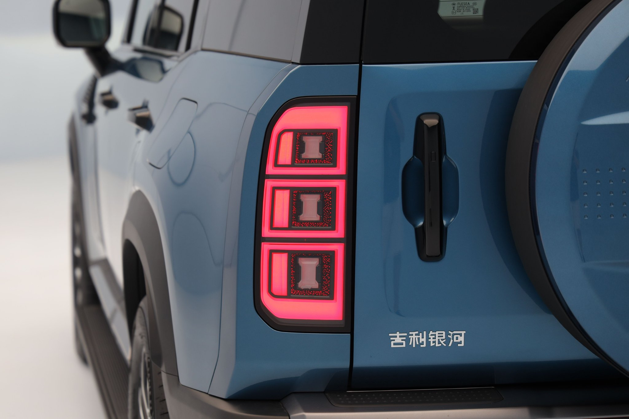 定位AI全地形硬核SUV 银河战舰700首秀
