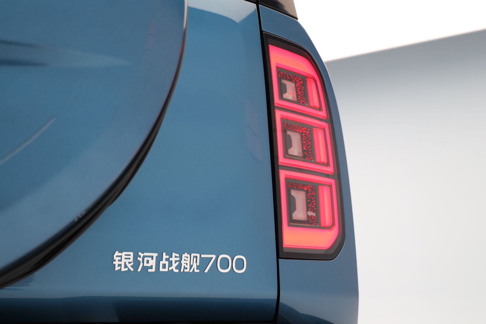 定位AI全地形硬核SUV 银河战舰700首秀