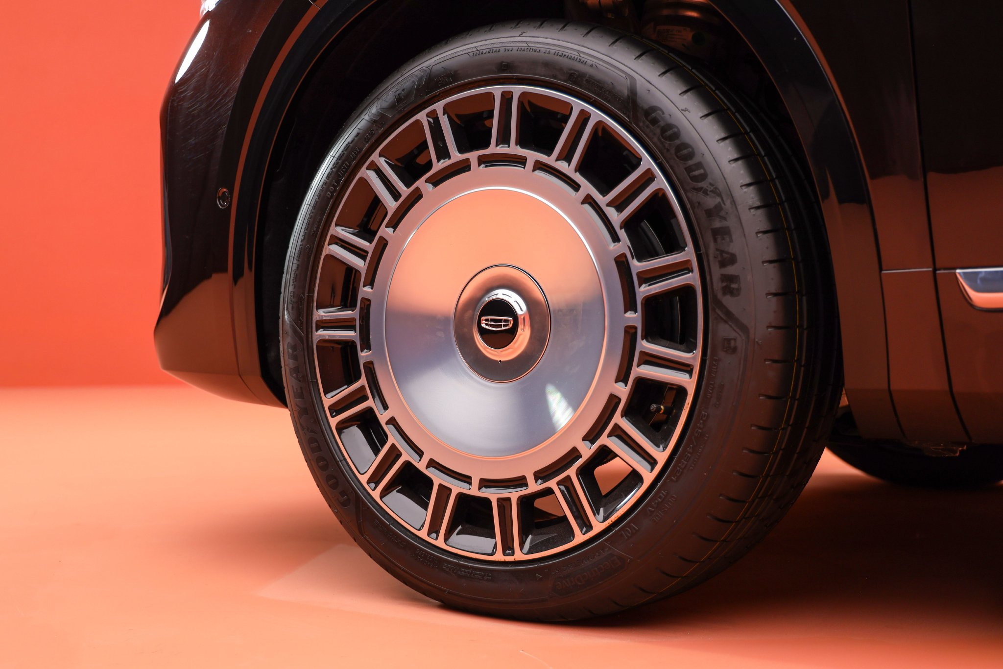 245/45 R21
