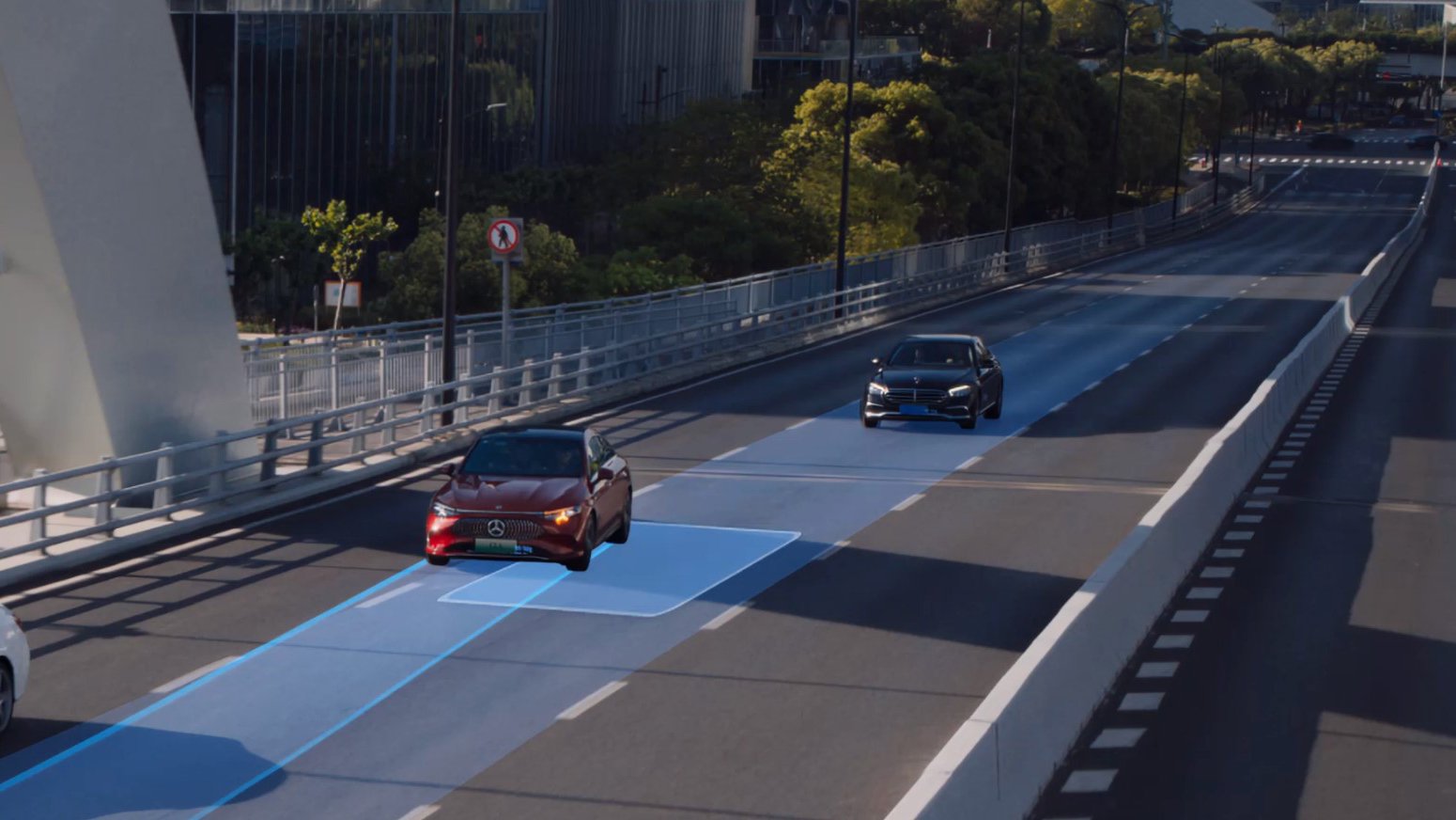 奔驰与Momenta联合研发智能辅助驾驶 首车CLA今秋上市