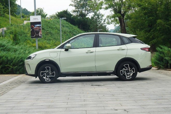 哪吒AYA正式上市 售价7.38-8.88万元