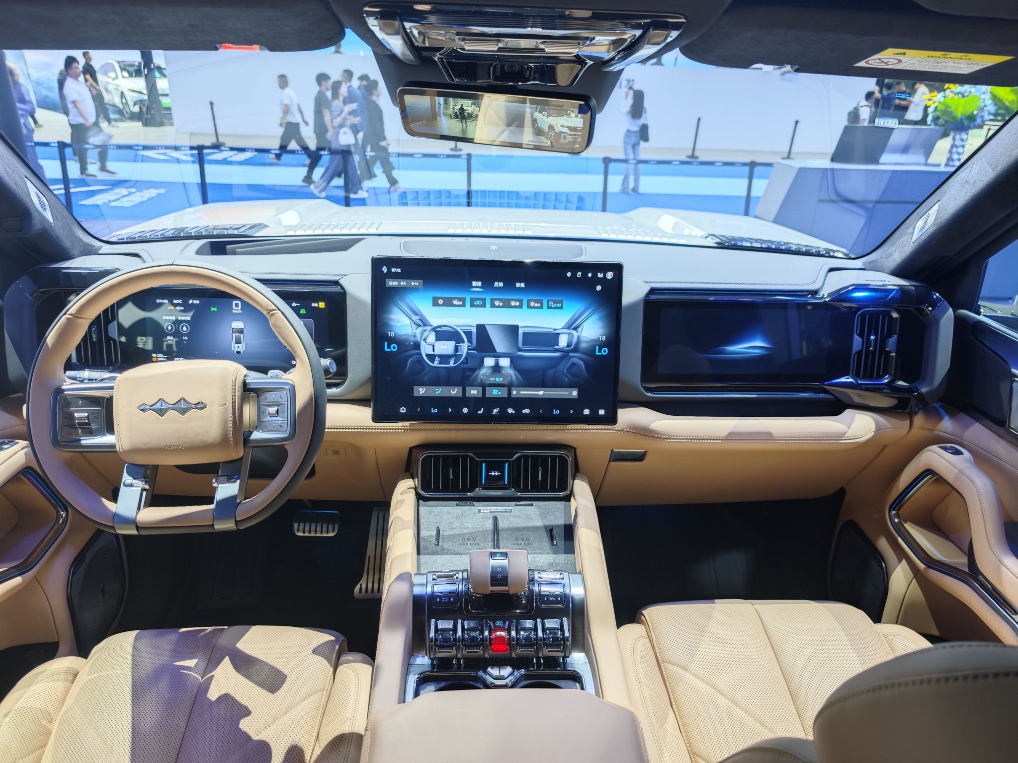 2024广州车展：方程豹豹8正式亮相