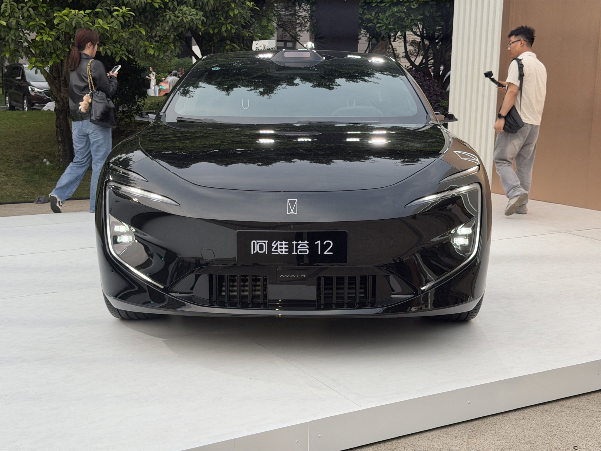 新阿维塔12上市/06T开启预售