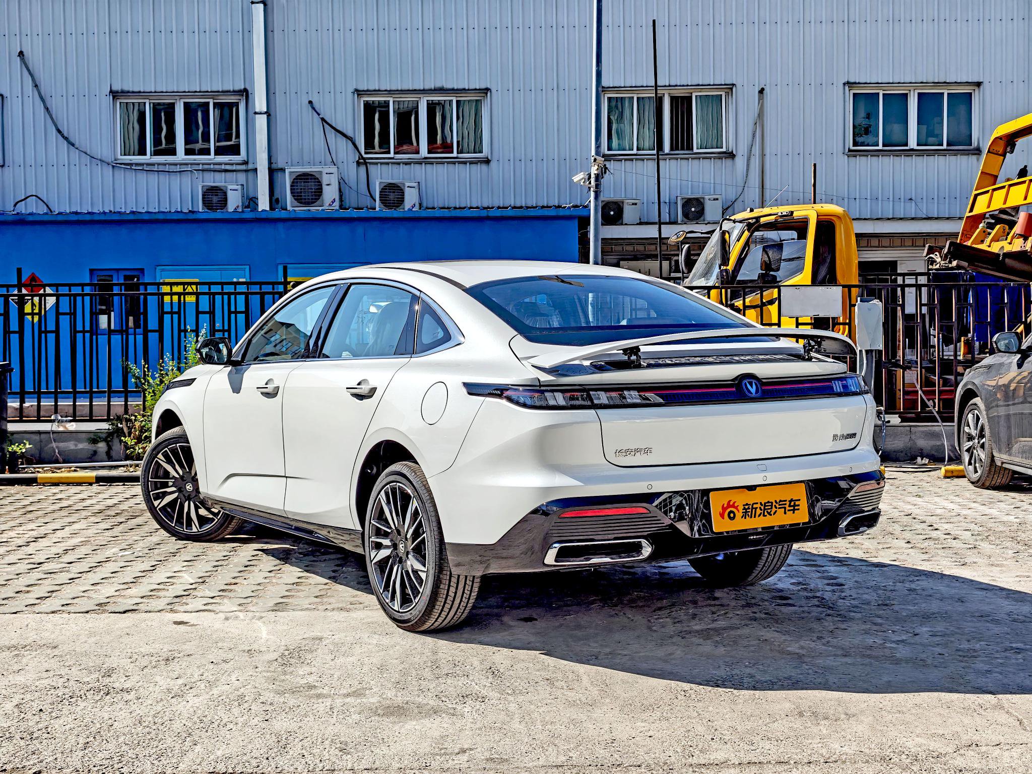 重新定义燃油车 到店实拍长安第四代逸动蓝鲸超擎