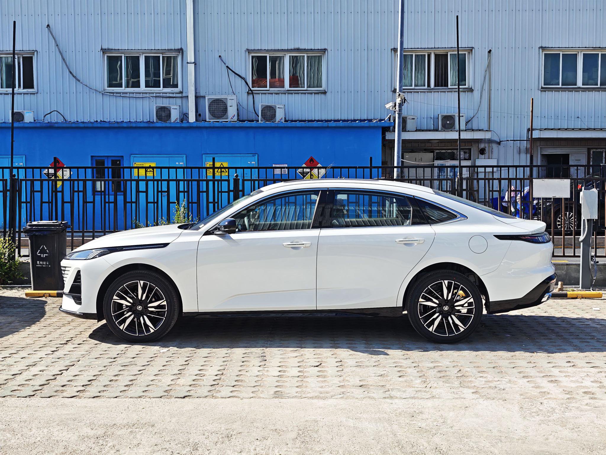 重新定义燃油车 到店实拍长安第四代逸动蓝鲸超擎