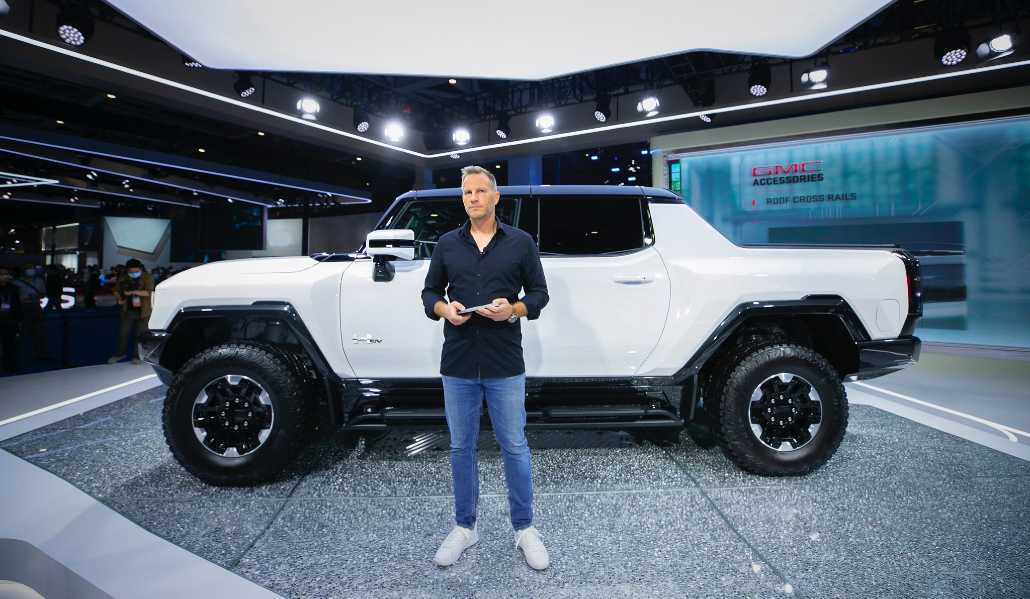 通用汽车中国高端进口业务副总裁魏乐飞（Felix Weller）进行展台讲解