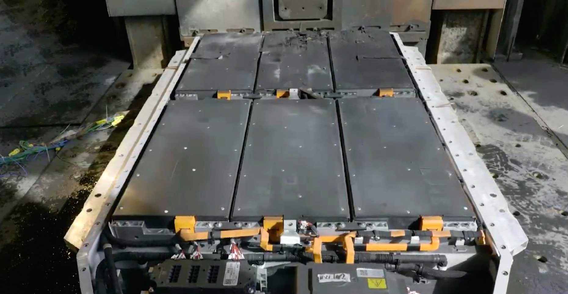 针刺实验后电池包内部结构完好