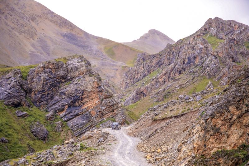 高原山路并不平坦，这给生态调研增添些许麻烦