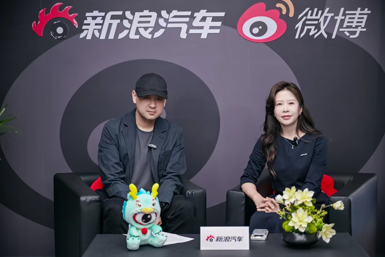 上汽大通副总经理 华瑾 （右）